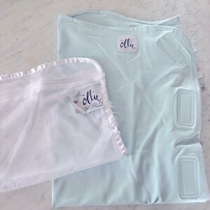 LIKE NEW Ollie World Swaddle (Sky)